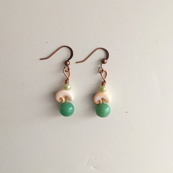 NWOT Seashell drop earrings - seashell, pearl and green glass beads - Picture 3 of 3